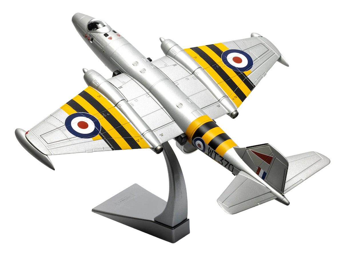 English Electric Canberra B.6 Aircraft "WT370 Wg. Cdr. Paul Mallorie No.139 Squadron Operation Musketeer" (1956) Royal Air Force "The Aviation Archive" Series 1/72 Diecast Model Car by Corgi by Corgi