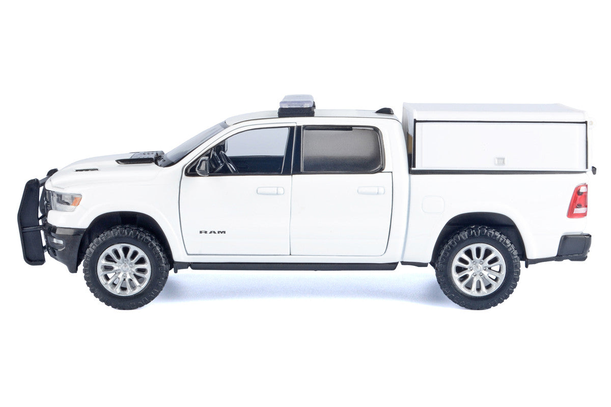 2019 RAM 1500 Laramie Crew Cab Pickup Truck with Truck Bed Camper White "Custom Builder's Kit" Series 1/24-1/27 Diecast Model Car by Motormax by Motormax