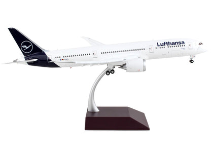 Boeing 787-9 Commercial Aircraft with Flaps Down "Lufthansa" White with Blue Tail "Gemini 200" Series 1/200 Diecast Model Airplane by GeminiJets by GeminiJets