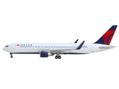 Boeing 767-300ER Commercial Aircraft "Delta Air Lines" (N199DN) White with Red and Blue Tail 1/400 Diecast Model by GeminiJets by GeminiJets