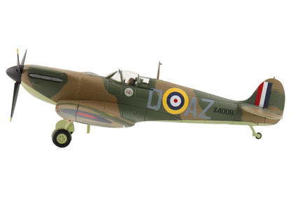 Supermarine Spitfire Mk.1a Fighter Aircraft "X4009 Flight Lieutenant P.C. Hughes" (1940) British Royal Air Force "Air Power Series" 1/48 Diecast Model by Hobby Master by Hobby Master